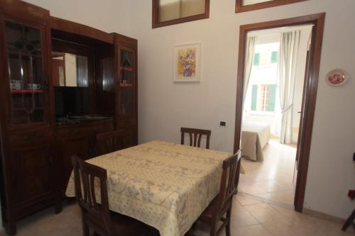 una sala da pranzo con tavolo e TV di Al nodo di Andrea Cod.Citra 011019-LT-0300 a Monterosso al Mare