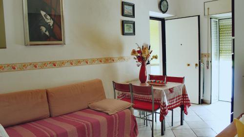 een woonkamer met een bank en een tafel bij By the sea in Scario in Scario