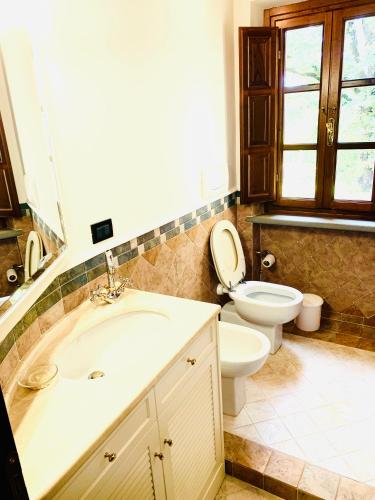 a bathroom with a tub and a toilet and a sink at B&B La Fornace del Sole in Capannori