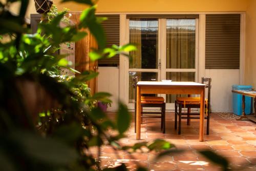 una mesa y sillas en un patio en Studio Antonio, en Split