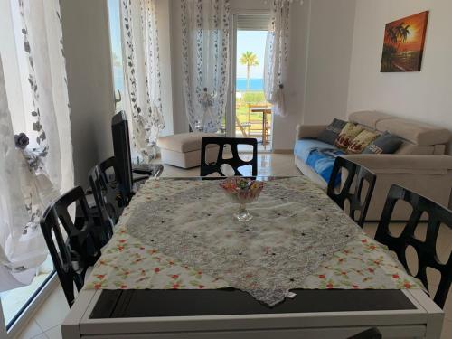 Posezení v ubytování Beachfront Apartment
