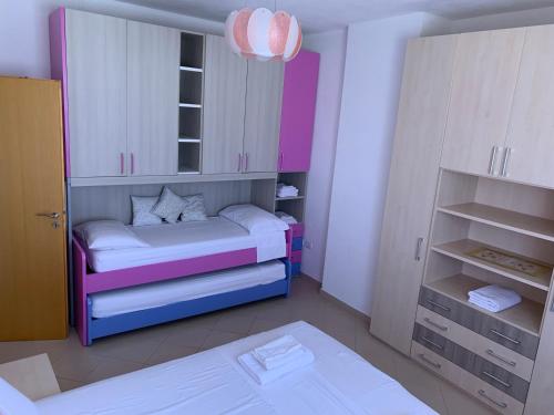 Кровать или кровати в номере Beachfront Apartment