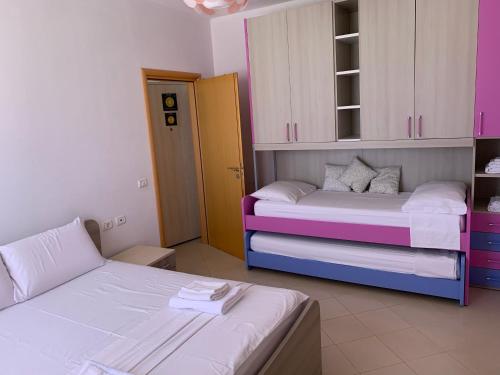 Postel nebo postele na pokoji v ubytování Beachfront Apartment