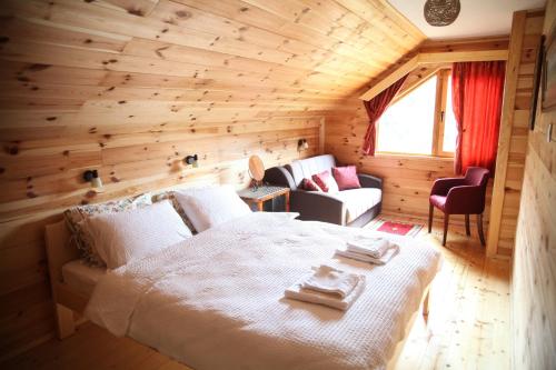 En eller flere senger på et rom på Taramour Cottages.