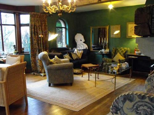 ein Wohnzimmer mit Möbeln und einem Kronleuchter in der Unterkunft Whitmore in Lancaster