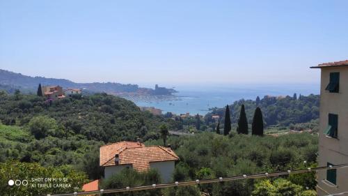 uma vista para o oceano a partir de uma casa em Golfo dei poeti em Lerici