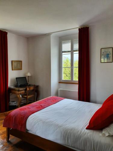 a bedroom with a bed and a desk and a window at Casa Guelfucci in Corte