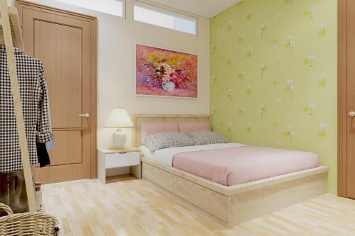um quarto com uma cama e um quadro na parede em Homestay Halley em Da Nang