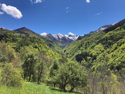 widok na dolinę z górami w tle w obiekcie La Buneta w mieście Macra