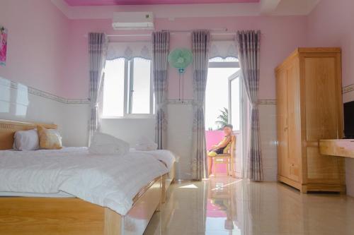 Giường trong phòng chung tại Khách Sạn Biển Ngọc Lý Sơn