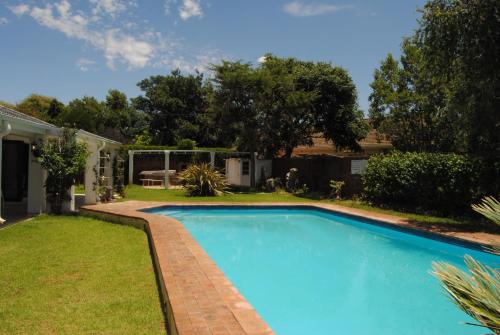 金伯利的住宿－Villa D este，一座房子的院子内的游泳池