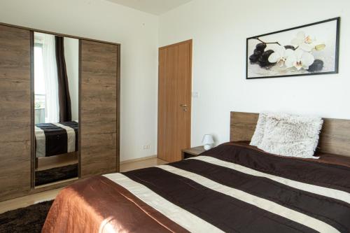 מיטה או מיטות בחדר ב-MF Club 218 Palazzo Wellness Apartment