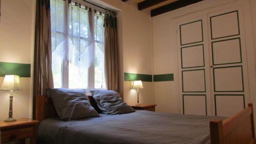 1 dormitorio con cama y ventana grande en B&B Les Paddocks, en Vollore-Montagne