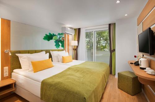 Un pat sau paturi într-o cameră la Hotel Forest Beach