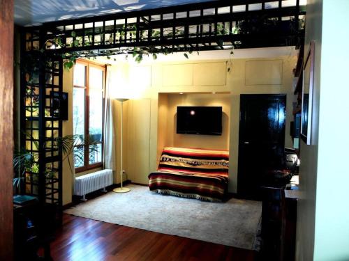 - un salon avec des lits superposés et une télévision dans l'établissement Studio proche de la Seine, à Paris