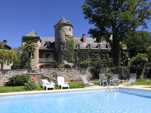 Château du Raysse في CazoulÃ¨s: بيت فيه مسبح قدام قلعه