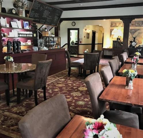 ein Restaurant mit Tischen und Stühlen und eine Bar in der Unterkunft Riverside Hot Springs Inn & Spa - Adults Only in Lava Hot Springs