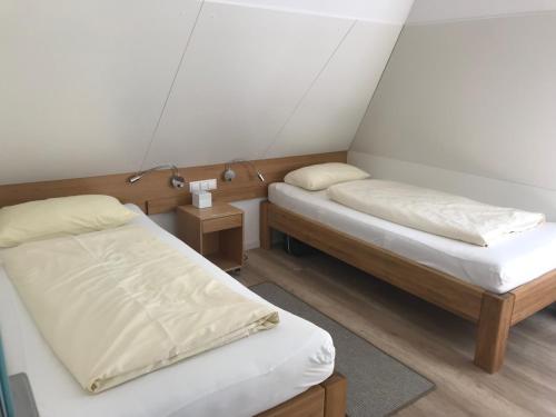 a room with two beds in a tent at Kajüte Holtenau in Kiel
