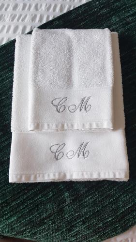 a white towel with the words bolo bolo on it at Le Clos Magedon in Médan