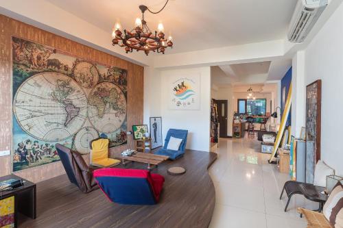 安平的住宿－台南安平作夥憩海邊 Taiowan One Piece Anping House，客厅墙上有大地图