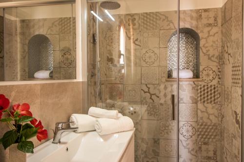 Casa Zita Lampedusa في لامبيدوسا: حمام مع حوض ودش