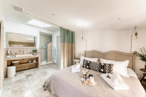 Ένα μπάνιο στο Ma Maison à Valbonne - 3 Luxury Apartments in Heart of Village