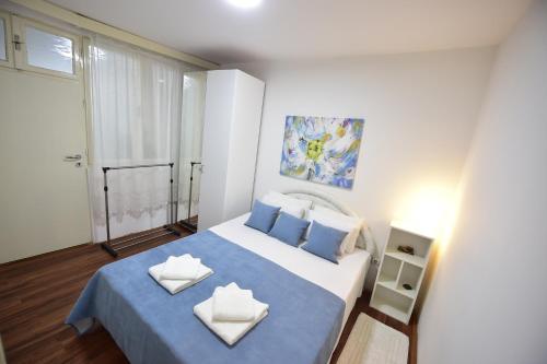 - une chambre avec un lit et 2 oreillers dans l'établissement Gardos house above Danube, à Belgrade