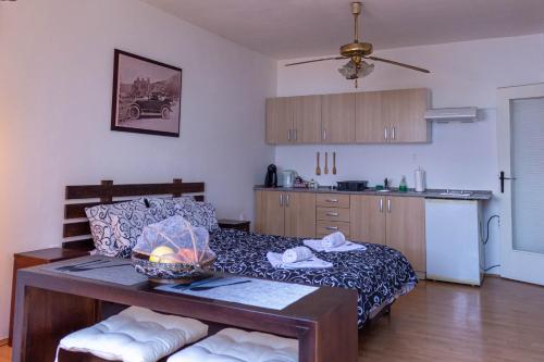 Habitación con cocina con cama y mesa. en Apartman "Soba Sa Pogledom", en Golubac
