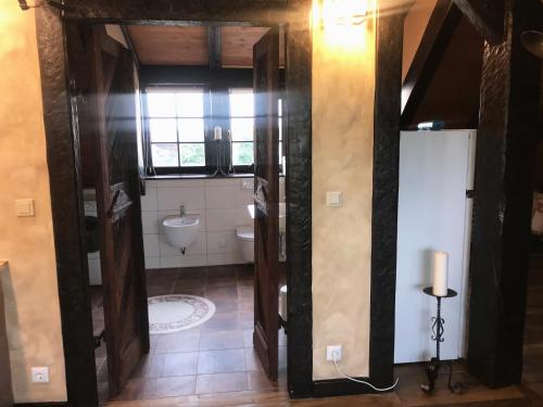a bathroom with a toilet and a sink at Fewo TURMZIMMER im Rittergut Leppersdorf bei Dresden in Leppersdorf