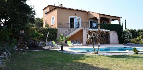 une maison avec une piscine en face de celle-ci dans l'établissement Villa F5-Wifi-piscine Saint Gely du Fesc, à Saint-Gély-du-Fesc
