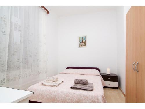 um quarto com uma cama com duas toalhas em Apartment in centre with huge terace em Pula