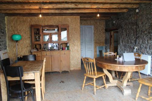 een keuken en eetkamer met een houten tafel en stoelen bij HQ of Nove Sujashvili in Kazbegi