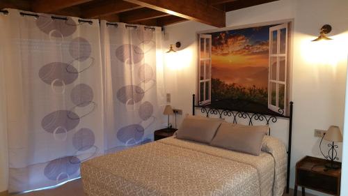 アルムニェーカルにあるHotel SAN SEBASTIAN Almuñécarのベッドルーム1室(ベッド1台、大きな窓付)