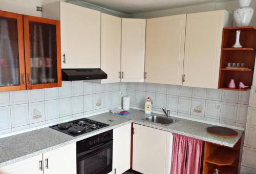 A kitchen or kitchenette at Apartman A&A