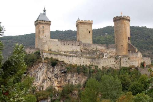 a castle sitting on top of a mountain at VILLA VACANCES NEUVE in Bompas