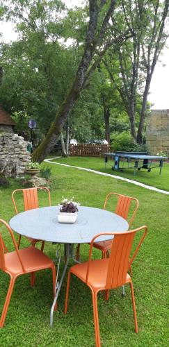a table with four chairs and a table with a cake on it at Gîte de la bergerie in Villandry