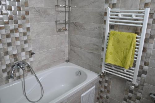 y baño con ducha y bañera. en Apartment zone touristique 80 m beach free wifi, en Mahdia