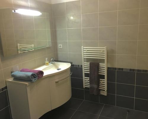 une salle de bain avec un lavabo et un miroir dans l'établissement ValDiLicci, à Porto-Vecchio