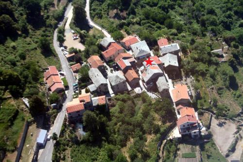 an overhead view of a group of houses and a road at Nuits magiques au village entre mer et montagnes in Bigorno