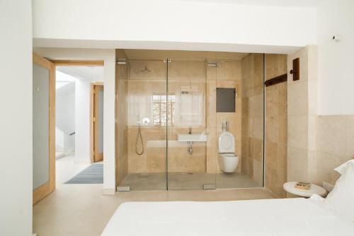1 dormitorio con ducha, aseo y lavamanos en City Centre Rooms, en Limassol