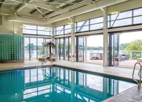 The Salsa Attractive accomodation at Tattershall Lakes tesisinde veya buraya yakın yüzme havuzu
