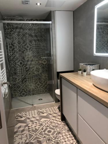 een badkamer met een douche en een wastafel bij Cambrils Regata Apartamento junto el mar in Cambrils