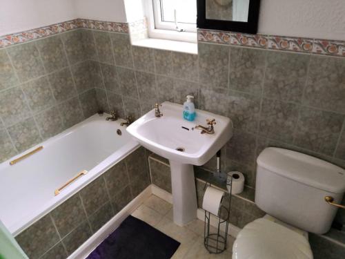 Bilik mandi di Spacious semi detached house