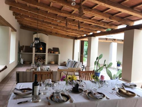 une salle à manger avec une table et un chiffon de table blanc dans l'établissement Finca Santana, à Cachí