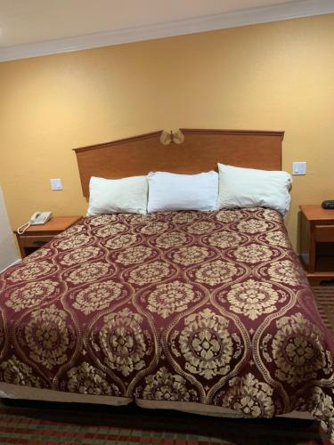 Postel nebo postele na pokoji v ubytování A-1 Budget Motel