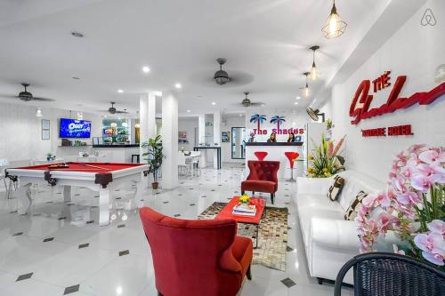 The Shades Hotel 50 meter Beach Front في شاطيء باتونغ: غرفة معيشة مع طاولة بلياردو وأرائك