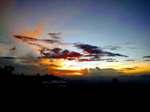 a sunset with clouds in the sky at Vivienda Turistica Yerbabuena in Filandia