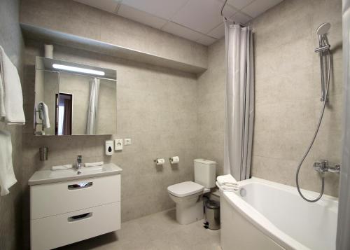 La salle de bains est pourvue de toilettes, d'un lavabo et d'une douche. dans l'établissement Hotel Avanta, à Vladivostok