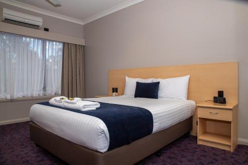 Una cama o camas en una habitación de Albert Motel