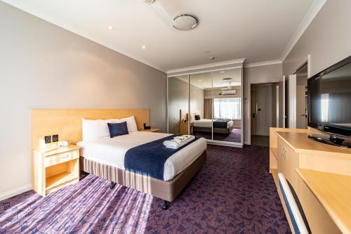 Una cama o camas en una habitación de Albert Motel